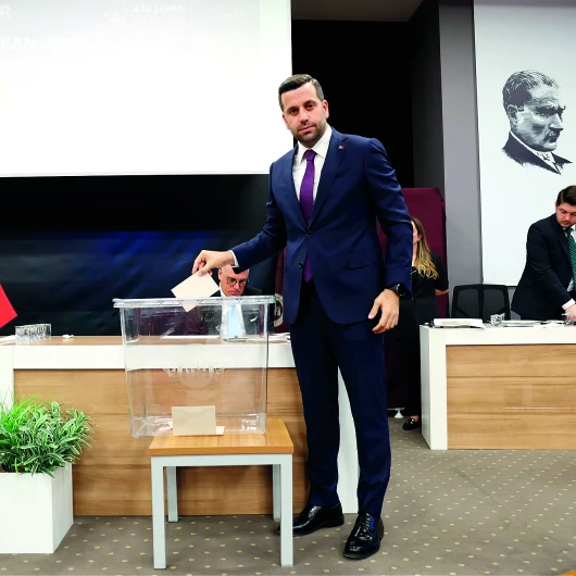 Ataşehir'de AK Parti'ye Geçiş: Serdar Orhan Başkan Vekili Seçildi