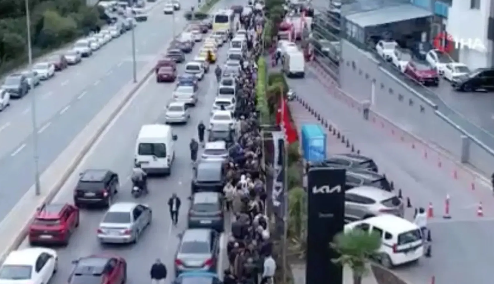 Ataşehir'de Market Açılışı: 60 Bin Kişi İndirim Kuyruğunda