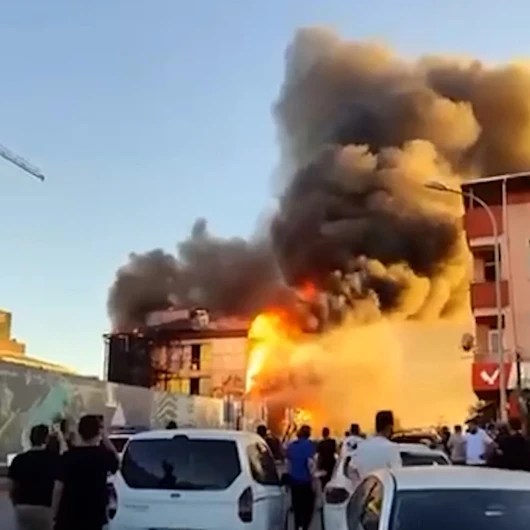 Ataşehir'de Market Yangını: İtfaiye Müdahalesi Sürüyor
