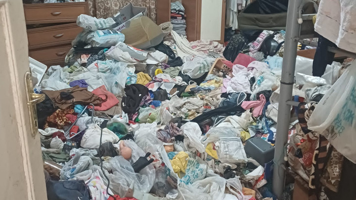 Ataşehir'de kötü koku ihbarı çöp evi ortaya çıkardı: 5 kamyon atık çıktı
