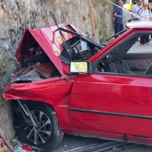 Ataşehir'de Otomobil İstinat Duvarına Çarptı: 3 Yaralı