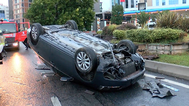 Ataşehir'de Otomobil Kaldırıma Çarpıp Takla Attı: 2 Yaralı