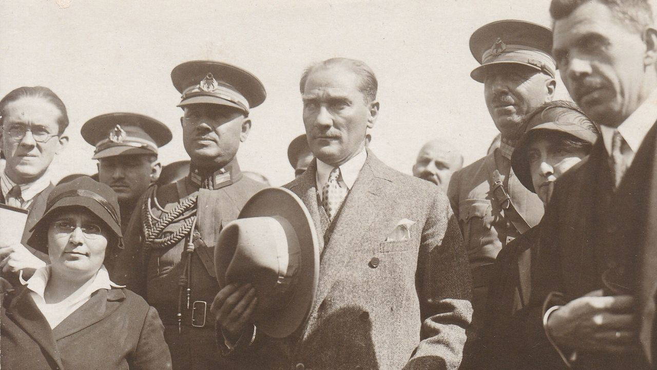 Atatürk'ün Şiirleri: Edebiyat Tutkusunun İzinde
