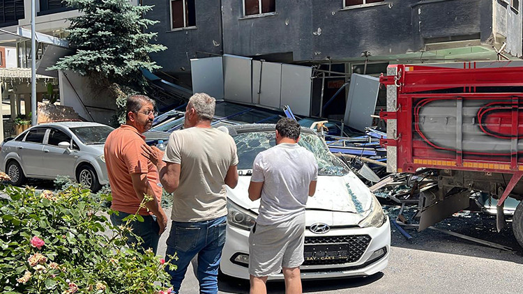 Atıl Hastane Cephesi Çöktü: Otomobiller Hasar Gördü