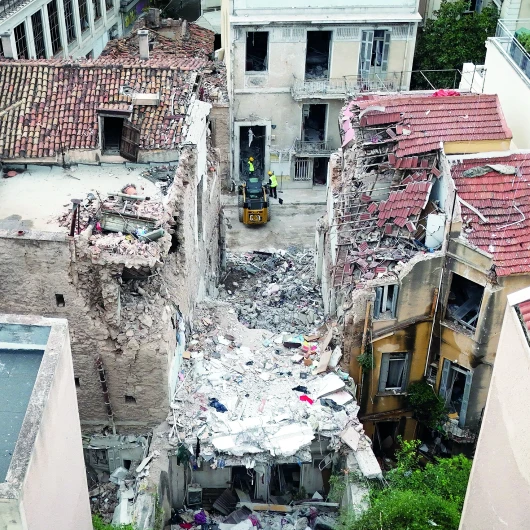 Atina'da Şüpheli Patlama: Plaka Semtinde Apartman Çöktü, 6 Ölü