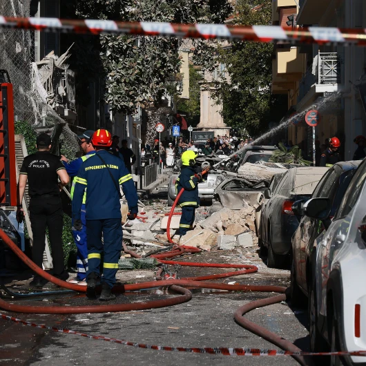 Atina'da Patlama: Bina Çöktü, 2 Yaralı