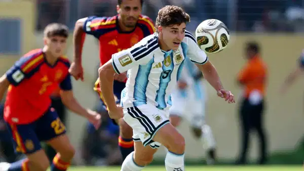 Atletico Madrid, Barcelona'yı Julián Alvarez transferi için RFEF'e şikayet etti