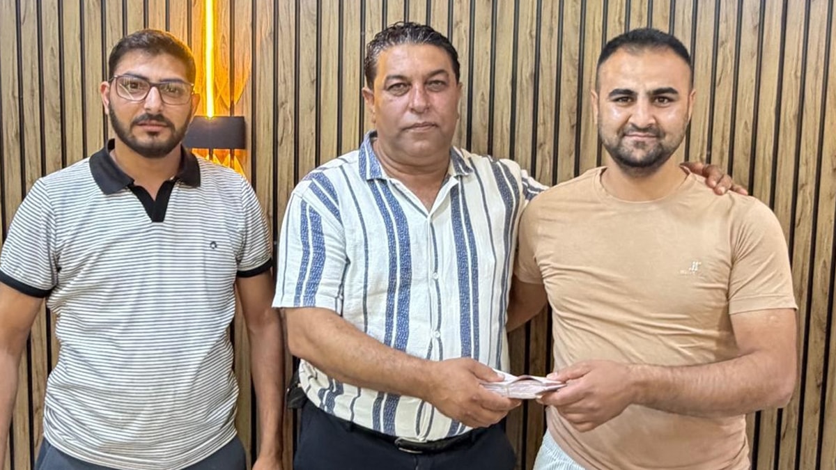 ATM'de bulduğu 40 bin TL'yi muhtara teslim etti