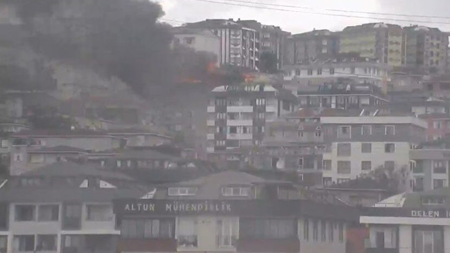 Avcılar'da Apartman Çatısında Yangın: Sokaklar Duman Altında