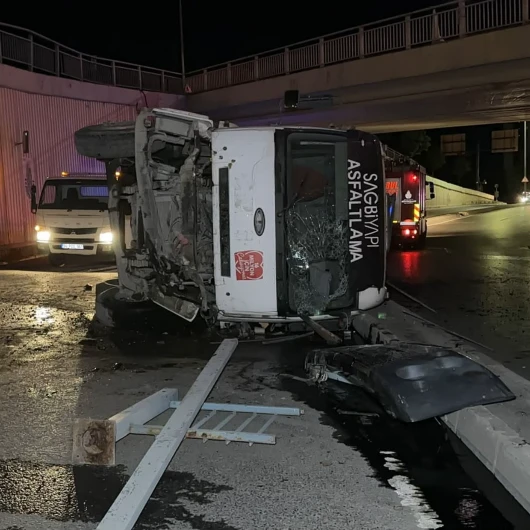 Avcılar'da Asfalt Kamyonu Alt Geçide Düştü: Yol Çift Yönlü Trafiğe Kapatıldı