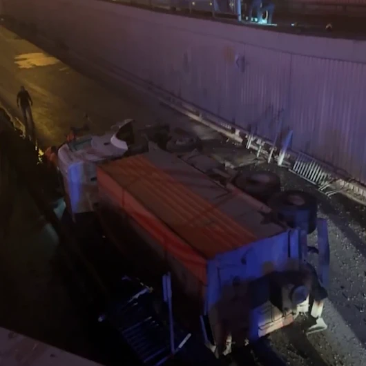 Avcılar'da Asfalt Kamyonu Alt Geçide Düştü: Sürücü Yaralandı