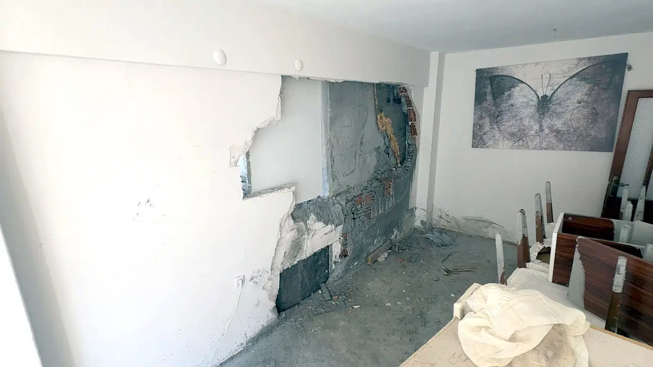 Avcılar'da beton mikseri faciası: Hortum komşu daireyi betonla doldurdu
