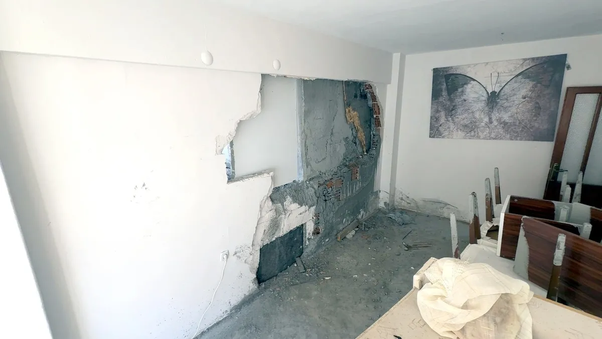 Avcılar'da beton hortumu duvarı deldi, salon betonla doldu
