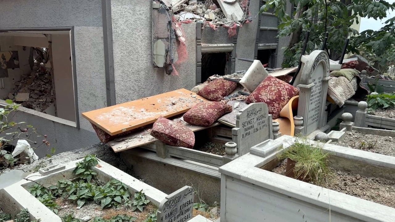 Avcılar'da bina yıkımında mezarlara koruma önlemi: Yastıklar amortisör oldu