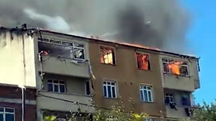 Avcılar'daki 5 katlı binada çatı yangını: 2 daire kullanılamaz hale geldi
