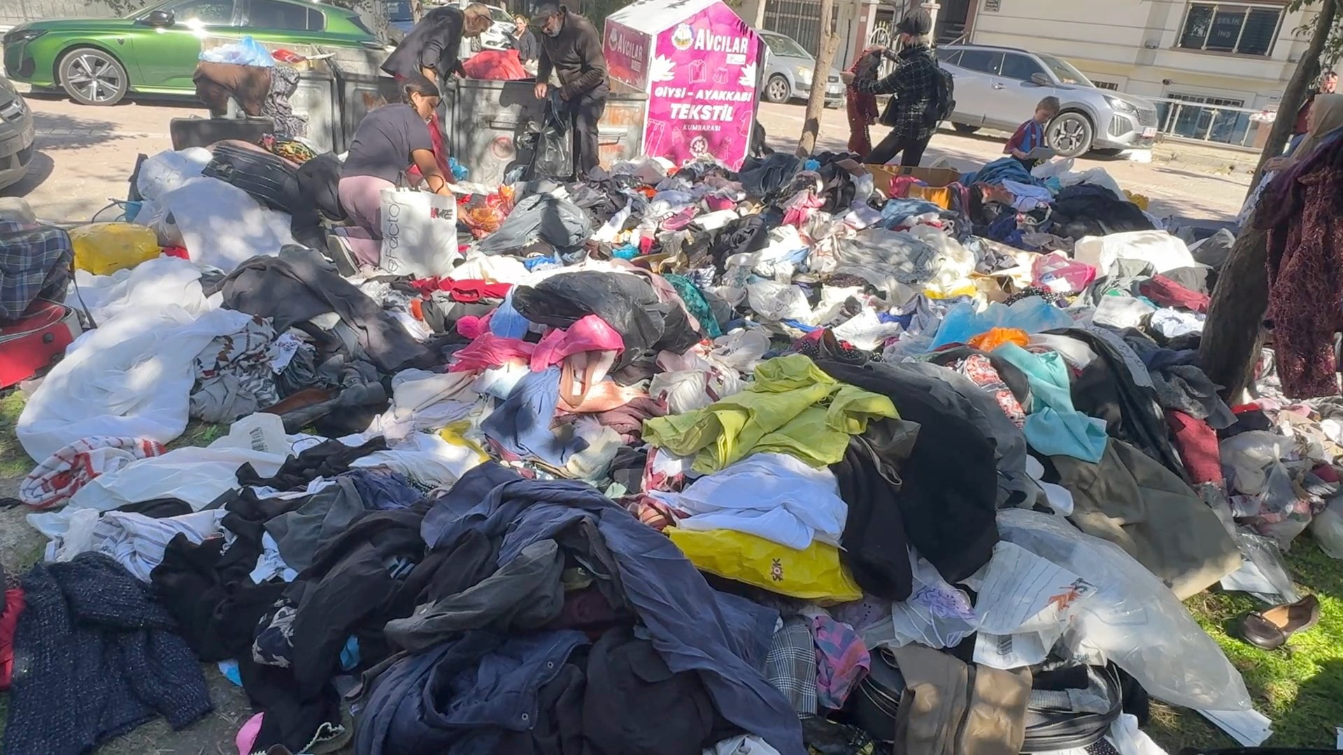 Avcılar'da Ceza Korkusuyla Sokağa Atılan Kıyafetler Kapışıldı