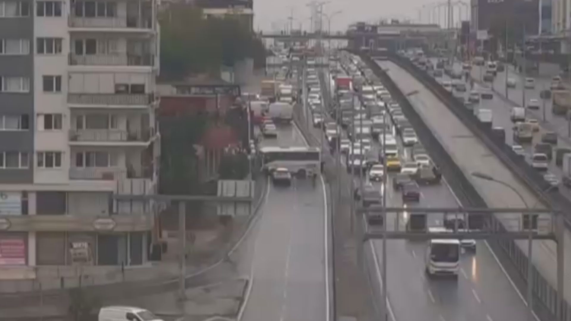 Avcılar D-100'de Servis Midibüsü Kazası: Duvarı Yıktı