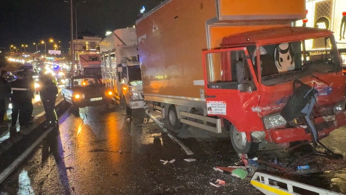 Avcılar'da Zincirleme Kaza: 4 Araç Karıştı, 4 Yaralı