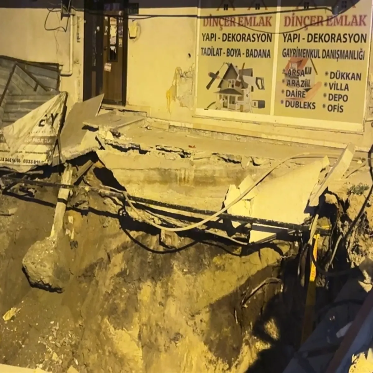 Avcılar'da 5 katlı binada çatırtı sesleri: Apartman tahliye edildi
