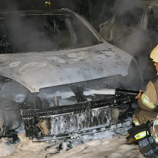 Avcılar'da Oto Galeri Yangını: 3 Araç Kullanılamaz Hale Geldi