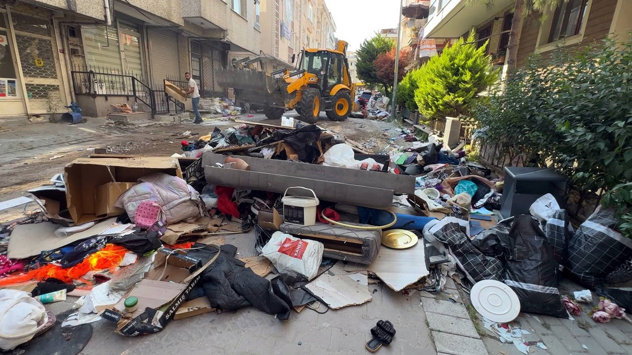 Cezaevindeki kiracının eşyalarını sokağa attı