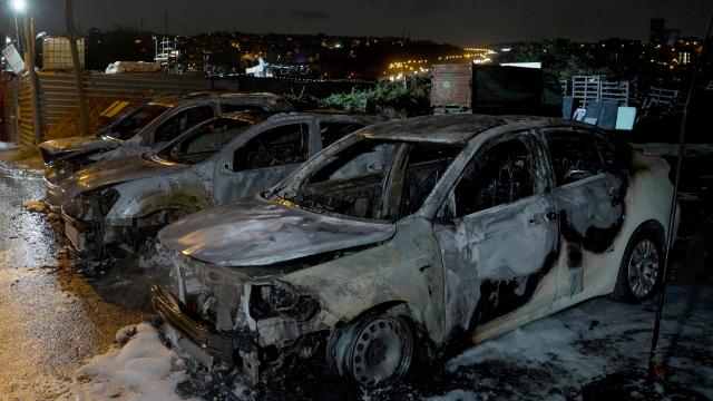 Avcılar'da Galeri Yangını: 3 Araç Kül Oldu, 1 Otomobil Kurtarıldı
