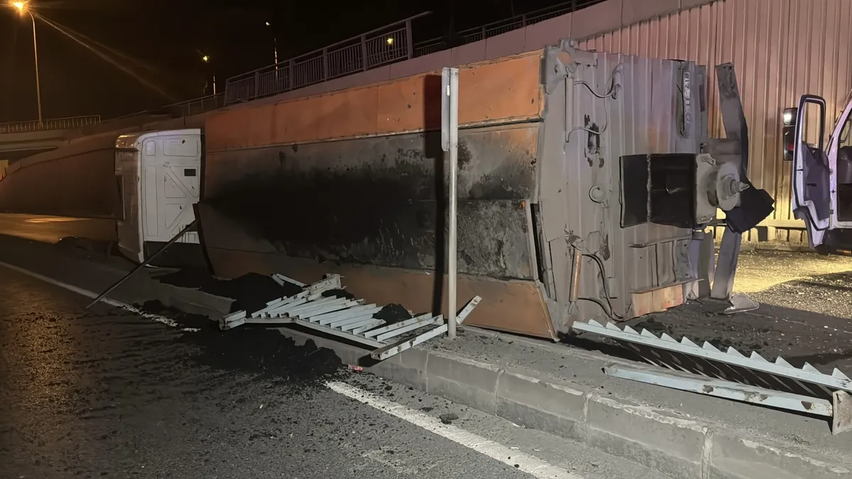Avcılar'da İBB asfalt kamyonu alt geçide düştü: Şoför yaralandı