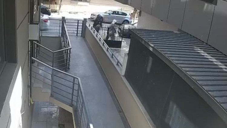 Avcılar'da Kadın Kıyafetli Hırsızlar Kamerada: Açık Kapı Şakası Kabusa Döndü