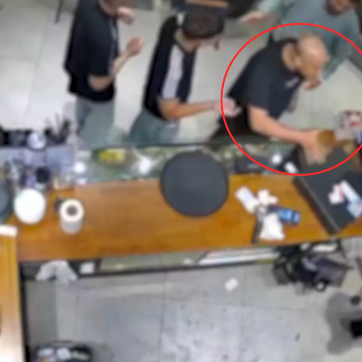 Avcılar'da kafede kadın garsona saldırı: Polis arıyor