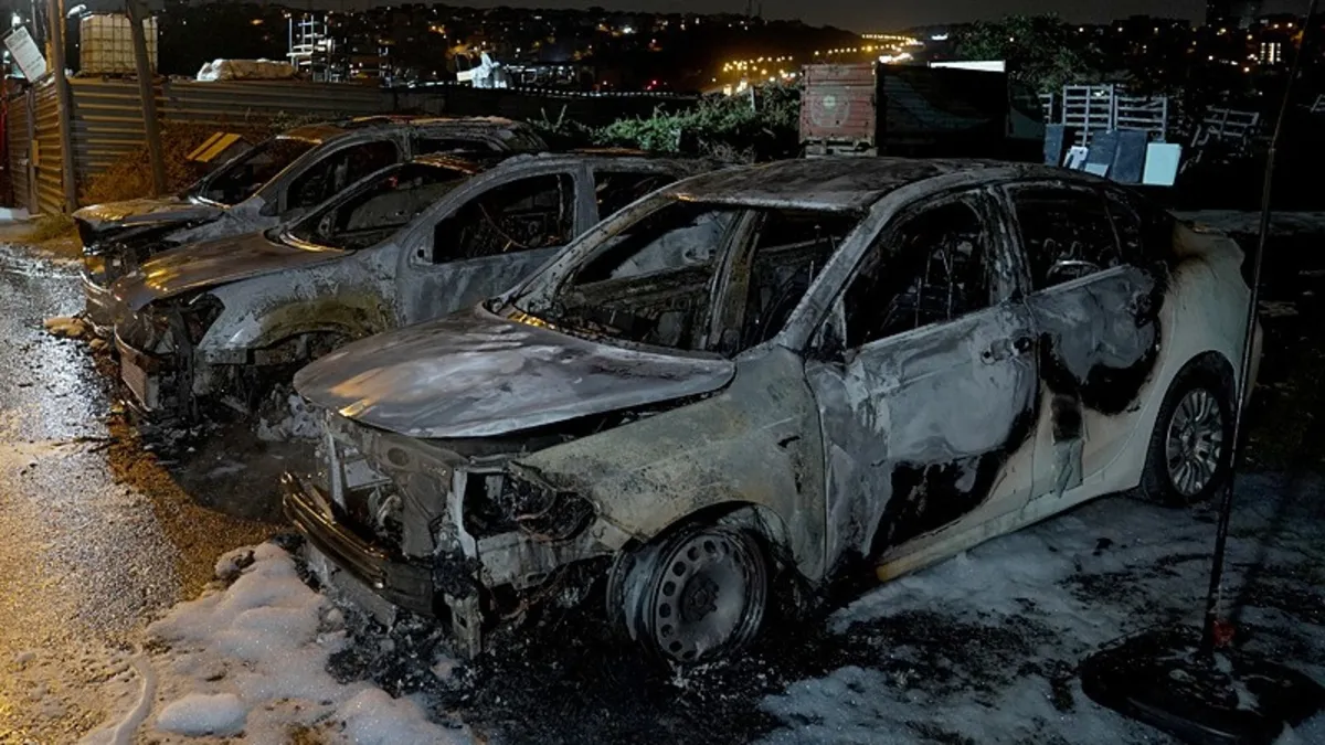 Avcılar'da oto galeri yangını: 3 araç kullanılamaz hale geldi