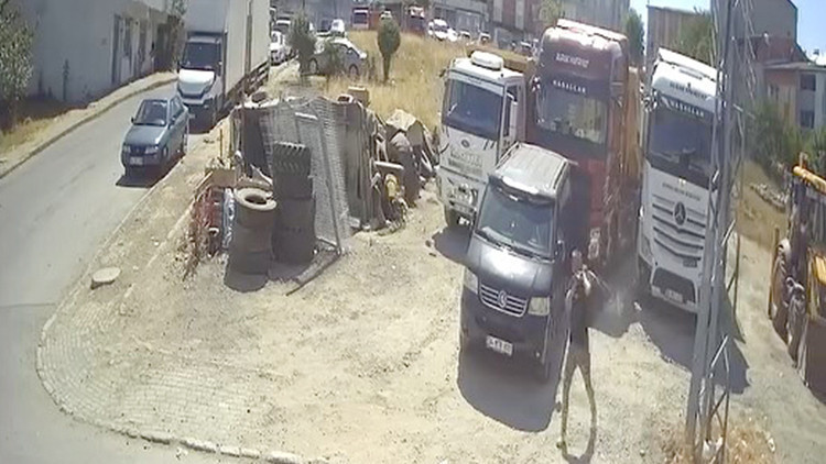 Avcılar'da park halindeki kamyonlardan hırsızlık kamerada