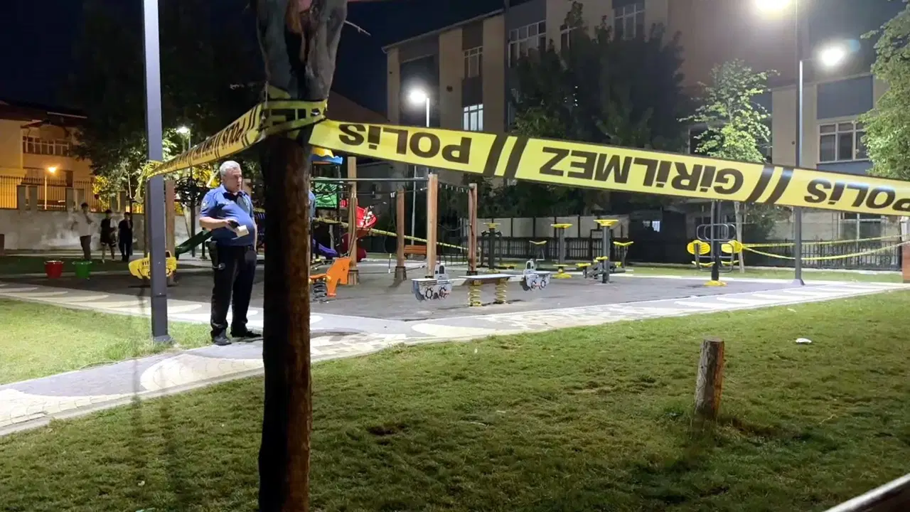 Avcılar'da Parkta Silahlı Saldırı: Genç Şüpheli Kaçtı