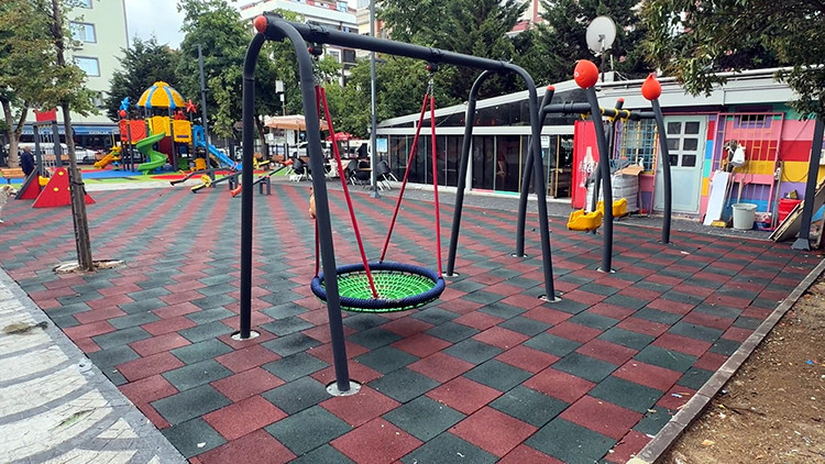 Avcılar'da Salıncakta 5 Günde 4 Yaralanma: Belediye Söktü