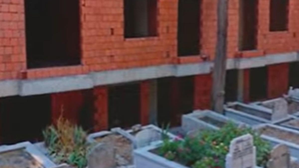 Avcılar'da Satılık Mezarlık Manzaralı Daireler Tartışma Yarattı