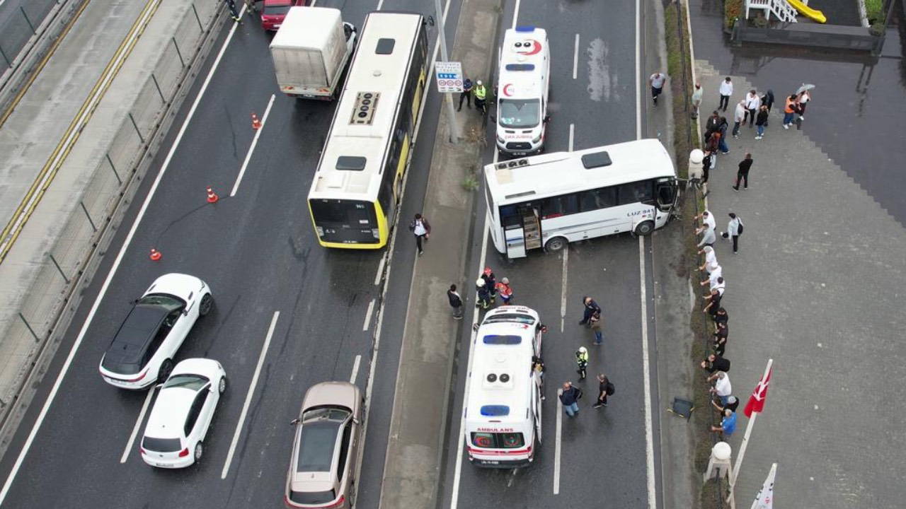 Avcılar'da THY Servis Minibüsü ile Otomobil Çarpıştı: 11 Yaralı