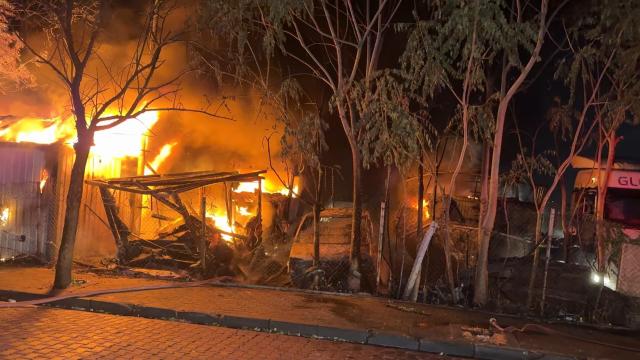Avcılar'daki Tır Garajında Yangın: 5 Araç Kullanılamaz Hale Geldi