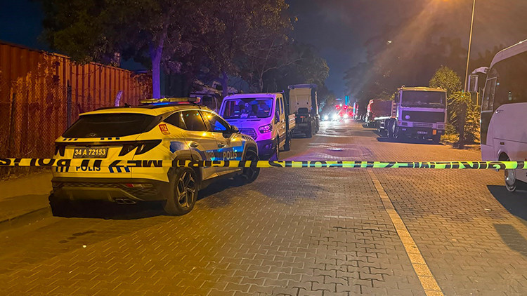 Avcılar'da Tır Garajında Yangın: 5 Araç Kullanılamaz Hale Geldi