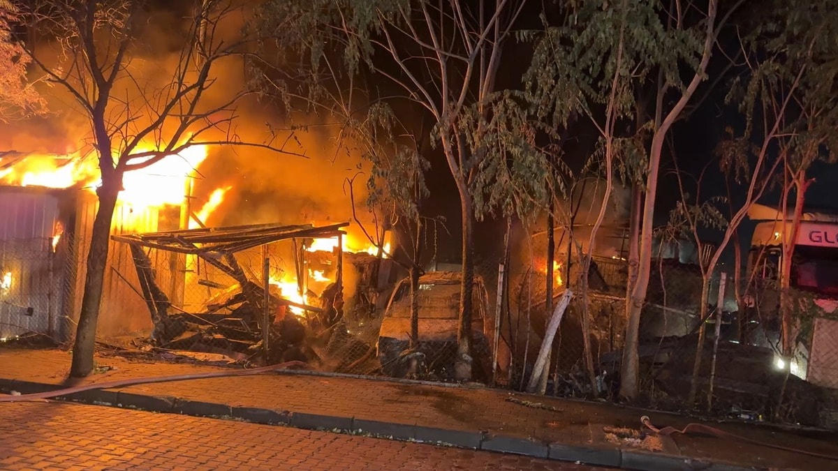 Avcılar TIR Parkında Yangın: 5 Araç Kullanılamaz Hale Geldi