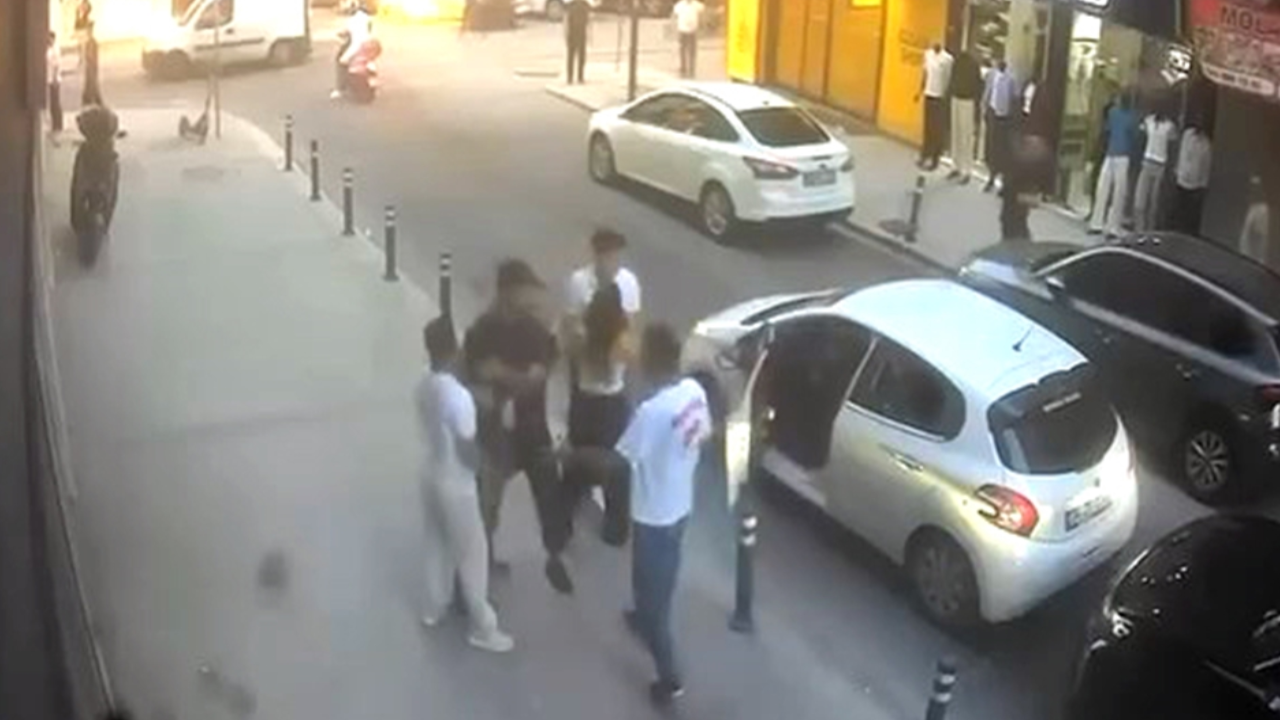 Avcılar'da trafik kavgası kamerada: Yol verme yumruğa dönüştü