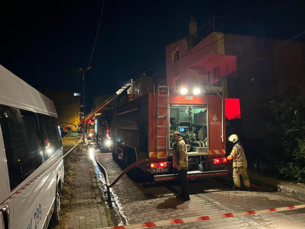 Avcılar'da üç katlı binanın çatısı alev alev yandı