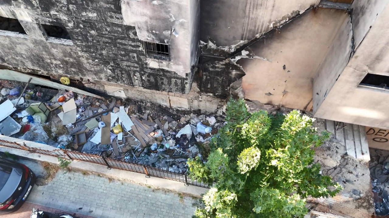 Avcılar'da 2,5 yıl önce yanan fabrika çöplüğe döndü, mahalleli isyan etti
