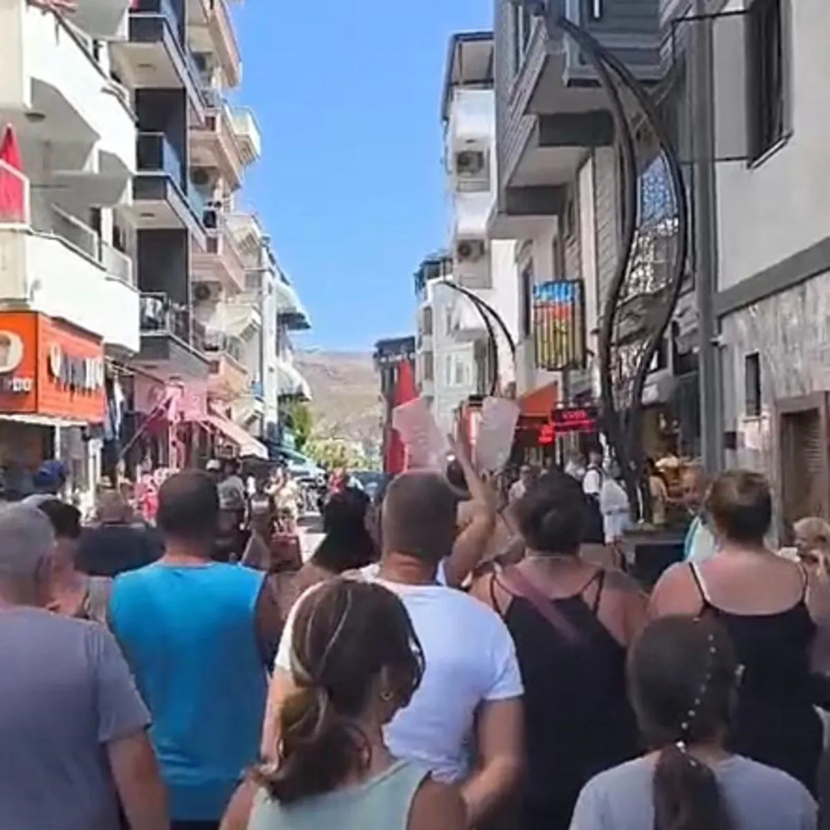Avşa Adası'nda Su Kesintisi Protestosu: 'Konser Değil Su İstiyoruz