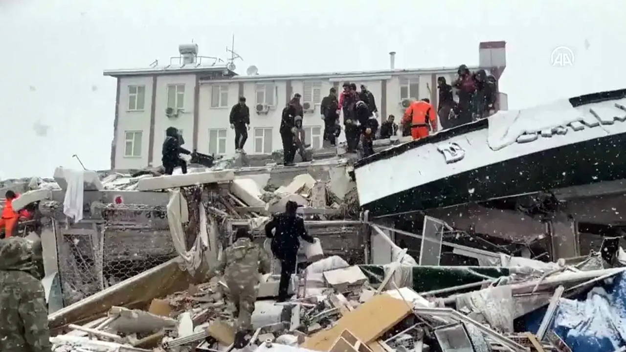 Depremde 16 Kişiye Mezar Olan Avşar Otel Davası Ertelendi