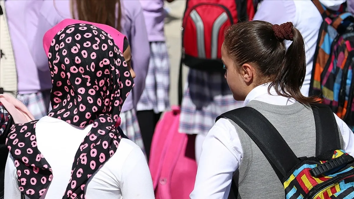 Avusturya'da Başörtüsü Yasaklı Öğrenci Avı Krizi