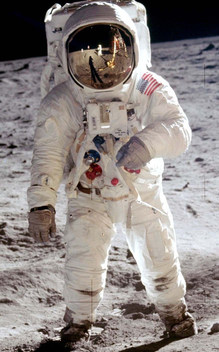 Ay Görevi İçin Prada İmzalı Astronot Giysisi