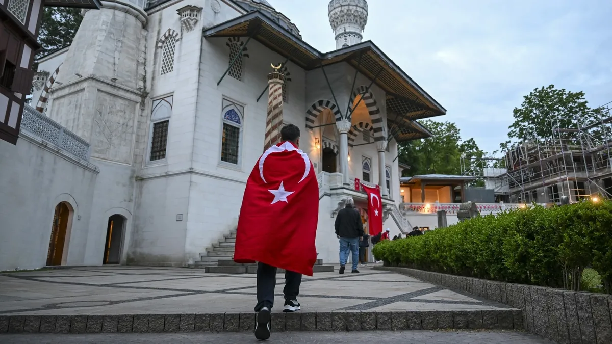 Ay-yıldız kıyam! Önce namaza sonra meydanlara: Milli Takım'a tekbirlerle destek