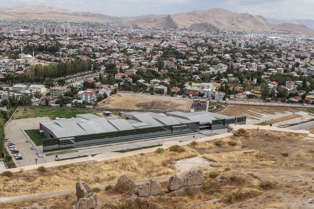 Ayanis Kalesi: Tarih ve Doğanın Buluştuğu Eşsiz Nokta