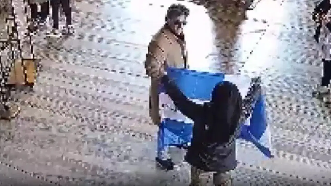 Ayasofya'da Bizans bayrağı açan iki Yunan turist tahliye edildi
