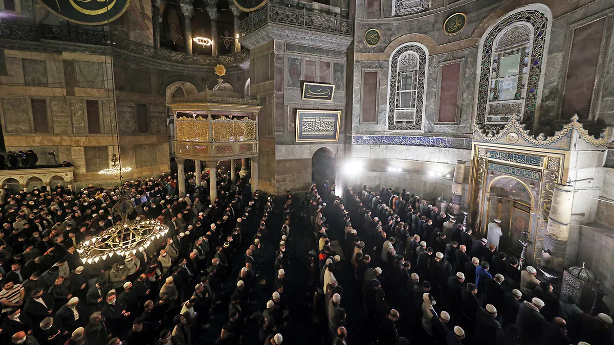 Ayasofya Camii'nde İncil okuyan turistler sınır dışı edildi