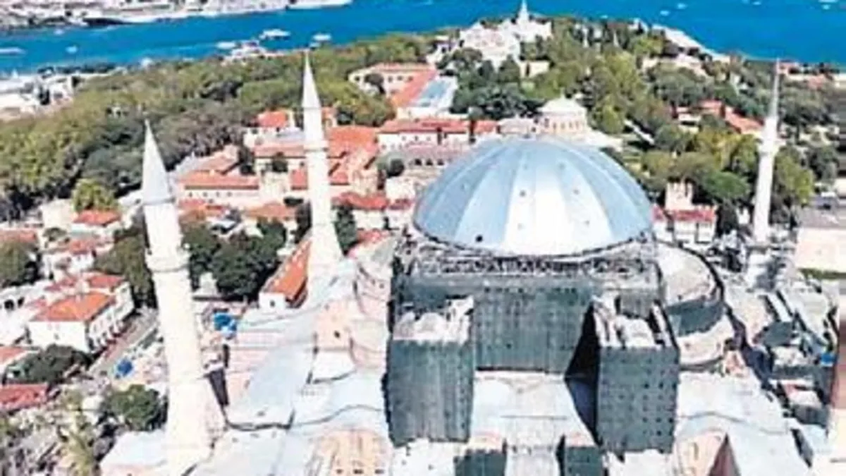 Ayasofya’nın Kubbesi Restorasyon Nedeniyle Brandayla Kaplandı